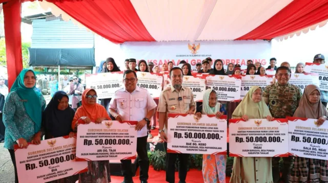 Gubernur Sulawesi Selatan bersama Bupati Takalar dan jajaran TNI-Polri berfoto bersama warga penerima manfaat yang memegang papan bantuan simbolis Rumah Layak Huni senilai Rp50 juta per unit