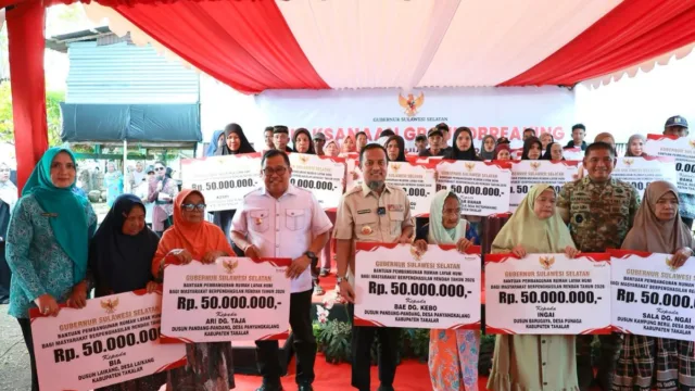 Gubernur Sulawesi Selatan bersama Bupati Takalar dan jajaran TNI-Polri berfoto bersama warga penerima manfaat yang memegang papan bantuan simbolis Rumah Layak Huni senilai Rp50 juta per unit