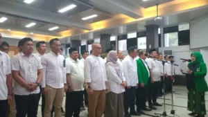 KAHMI Takalar Resmi Dilantik, Bupati Daeng Manye Harapkan Kontribusi Pemikiran Konstruktif Koordinator Presidium KAHMI Sulawesi Selatan Ir. Fadriaty AS membacakan naskah sumpah pelantikan di hadapan jajaran pengurus MD KAHMI Takalar di Ruang Pola Kantor Bupati
