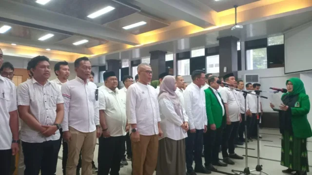 Koordinator Presidium KAHMI Sulawesi Selatan Ir. Fadriaty AS membacakan naskah sumpah pelantikan di hadapan jajaran pengurus MD KAHMI Takalar di Ruang Pola Kantor Bupati