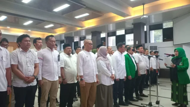 Koordinator Presidium KAHMI Sulawesi Selatan Ir. Fadriaty AS membacakan naskah sumpah pelantikan di hadapan jajaran pengurus MD KAHMI Takalar di Ruang Pola Kantor Bupati