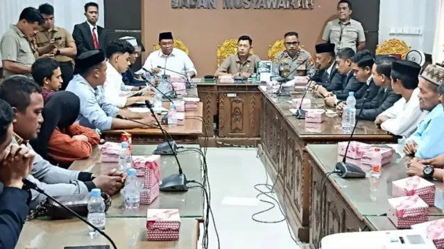 Suasana Rapat Dengar Pendapat Terkait Kawasan Industri Takalar di Ruang Bamus DPRD dihadiri Bupati Daeng Manye, Ketua DPRD Muhammad Rijal, dan perwakilan warga Desa Laikang