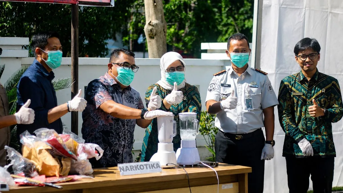 Jajaran pejabat Kejaksaan Negeri Takalar, Kalapas Takalar Andi Gunawan, dan unsur Forkopimda memakai masker dan sarung tangan medis melakukan pemusnahan barang bukti narkotika menggunakan blender di atas meja terbuka