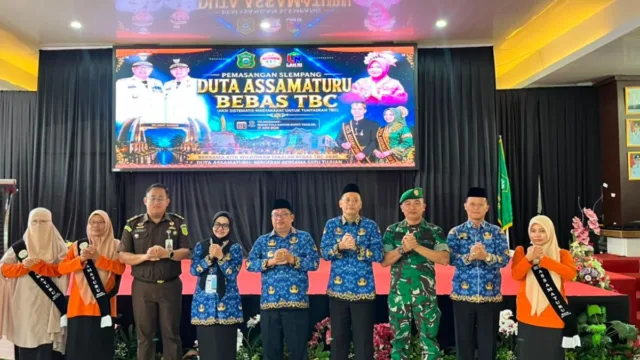 Kalapas Takalar Andi Gunawan bersama jajaran Forkopimda dan Duta Assamaturu Bebas TBC saat berfoto bersama di Ruang Pola Kantor Bupati Takalar