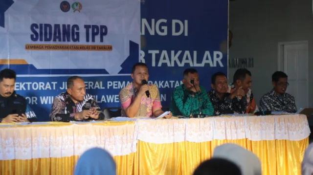 Suasana pelaksanaan Sidang TPP di Aula Lapas Takalar dihadiri Kalapas Andi Gunawan dan tim pengamat menghadap jajaran peserta sidang