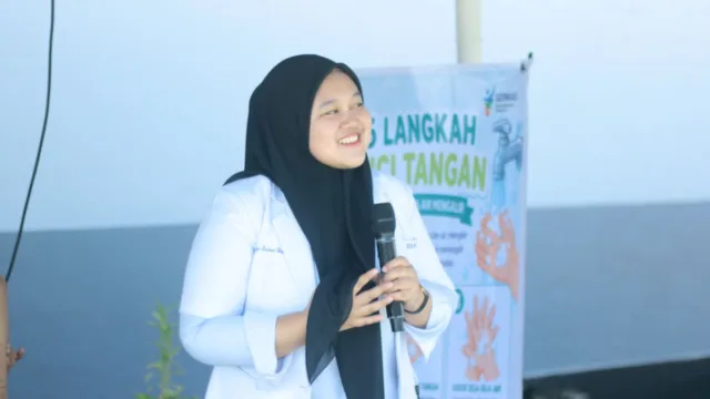 Dokter Lapas Takalar dr Sri Ayu Lestari Wulandari saat memaparkan materi sosialisasi pencegahan Hantavirus di depan banner langkah cuci tangan