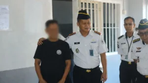 Pastikan Layanan Optimal, Kalapas Takalar Keliling Blok Serap Keluhan Warga Binaan Kalapas Takalar Andi Gunawan mengenakan seragam dinas putih merangkul ramah seorang warga binaan berbaju hitam saat melakukan peninjauan kontrol ke blok hunian