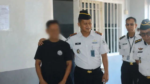 Kalapas Takalar Andi Gunawan mengenakan seragam dinas putih merangkul ramah seorang warga binaan berbaju hitam saat melakukan peninjauan kontrol ke blok hunian