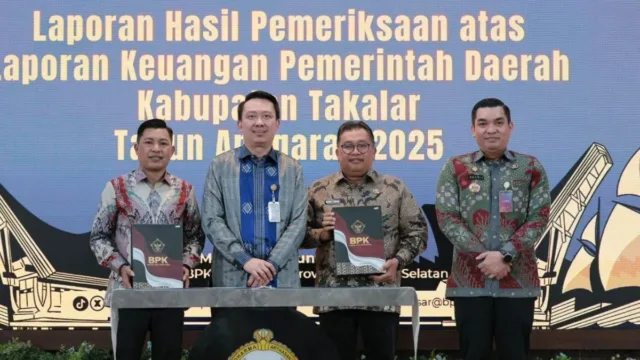Bupati Takalar Mohammad Firdaus Daeng Manye bersama Ketua DPRD Takalar H. Muhammad Rijal dan Sekda H. Muhammad Hasbi memegang dokumen LHP Opini WTP di Kantor BPK Perwakilan Sulsel