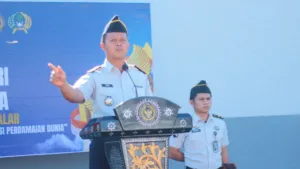 Kepala Lapas Takalar Andi Gunawan saat memberikan amanat sebagai inspektur upacara di atas podium dalam peringatan Hari Lahir Pancasila
