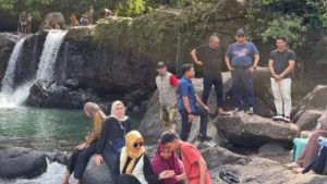 Bupati Takalar Ir. Mohammad Firdaus Daeng Manye bersama rombongan dan wisatawan menikmati suasana alam asri di bebatuan dekat aliran Air Terjun Timurung Ko’mara