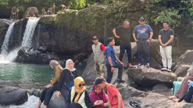 Bupati Takalar Ir. Mohammad Firdaus Daeng Manye bersama rombongan dan wisatawan menikmati suasana alam asri di bebatuan dekat aliran Air Terjun Timurung Ko’mara