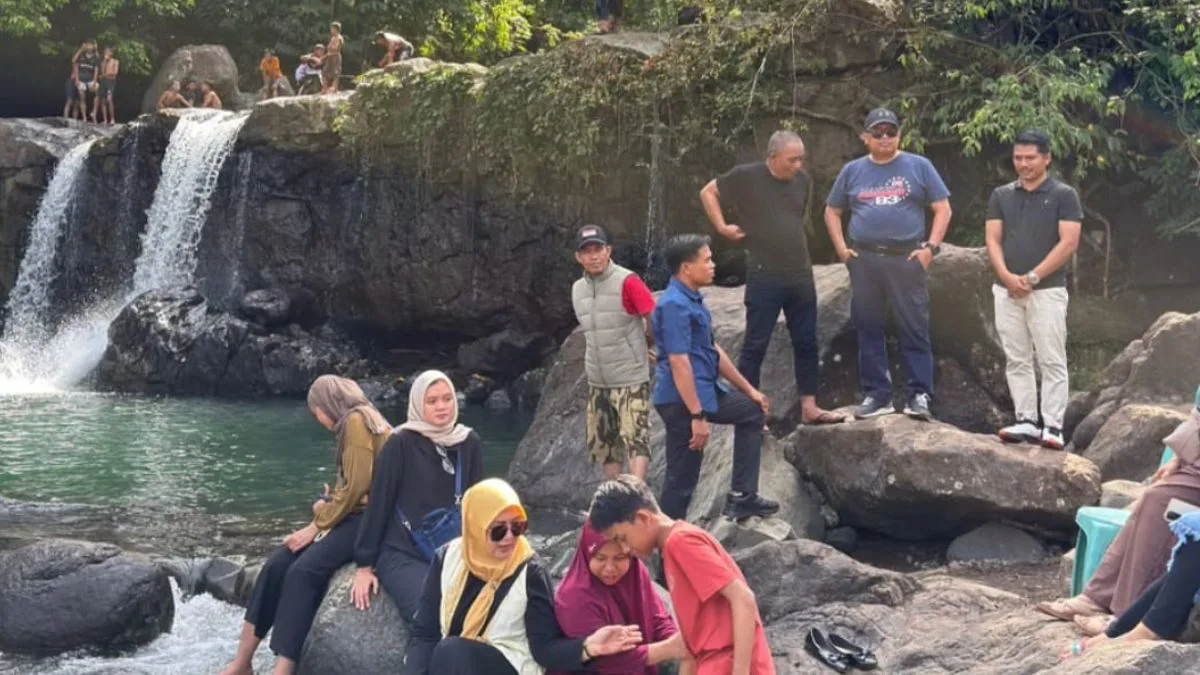 Pesona Air Terjun Timurung Ko’mara, Destinasi Unggulan Baru Takalar yang Pemikat Wisatawan Bupati Takalar Ir. Mohammad Firdaus Daeng Manye bersama rombongan dan wisatawan menikmati suasana alam asri di bebatuan dekat aliran Air Terjun Timurung Ko’mara