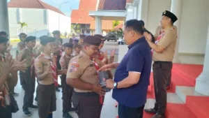 Ketua Mabicab Gerakan Pramuka Takalar Mohammad Firdaus Dg Manye menyalami dan membagikan bingkisan secara hangat kepada peserta didik kontingen Jamnas di halaman Rujab Bupati