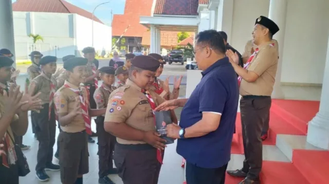 Ketua Mabicab Gerakan Pramuka Takalar Mohammad Firdaus Dg Manye menyalami dan membagikan bingkisan secara hangat kepada peserta didik kontingen Jamnas di halaman Rujab Bupati
