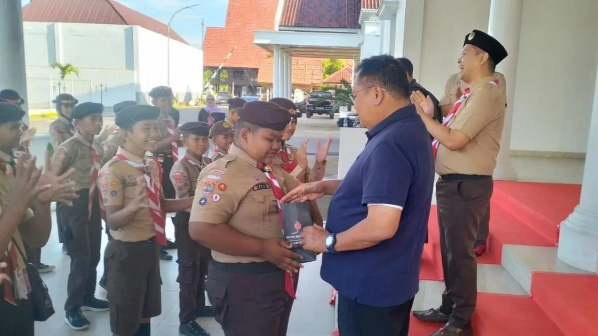 Ketua Mabicab Gerakan Pramuka Takalar Mohammad Firdaus Dg Manye menyalami dan membagikan bingkisan secara hangat kepada peserta didik kontingen Jamnas di halaman Rujab Bupati