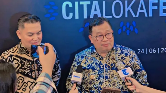 Bupati Takalar Ir. H. Mohammad Firdaus Daeng Manye melayani wawancara awak media di depan backdrop hitam Tribun Network usai raih penghargaan Cita Loka Fest 2026