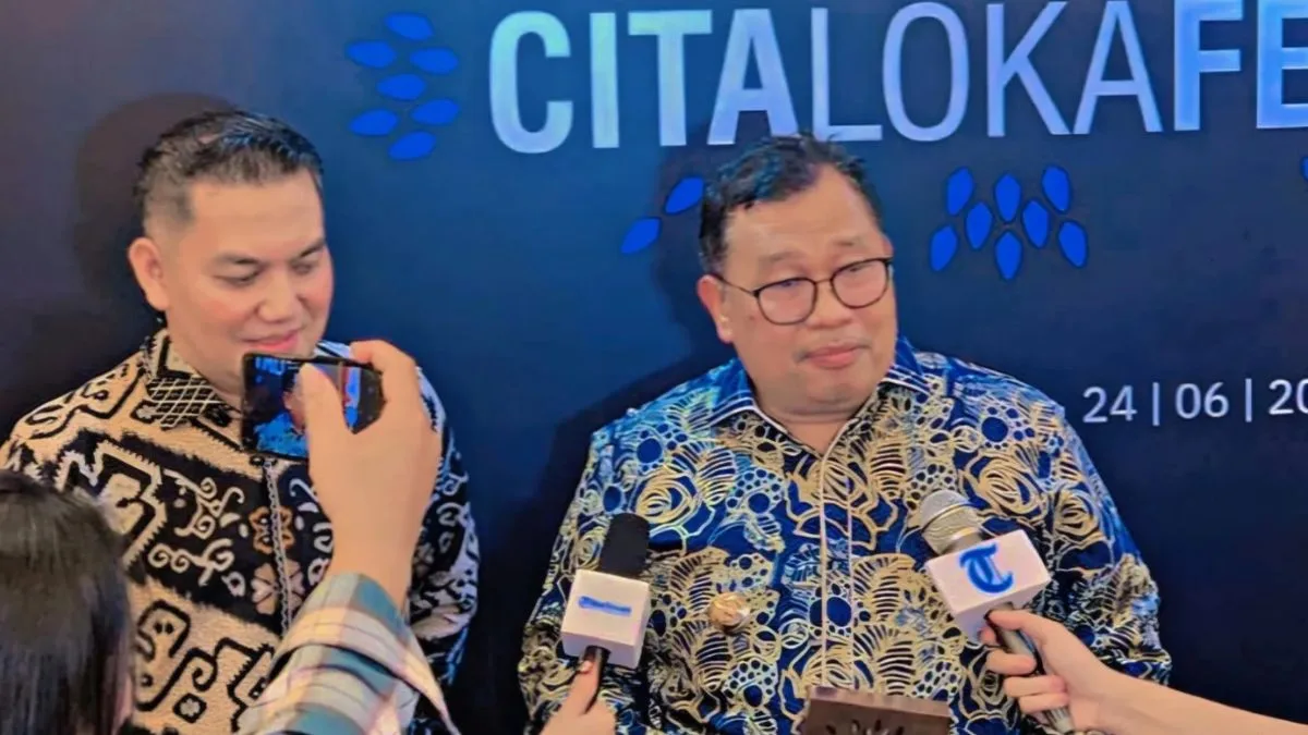Bupati Takalar Ir. H. Mohammad Firdaus Daeng Manye melayani wawancara awak media di depan backdrop hitam Tribun Network usai raih penghargaan Cita Loka Fest 2026
