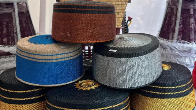 Berbagai motif dan warna produk songkok anyam tradisional hasil karya warga binaan yang dipajang di Lapas Takalar