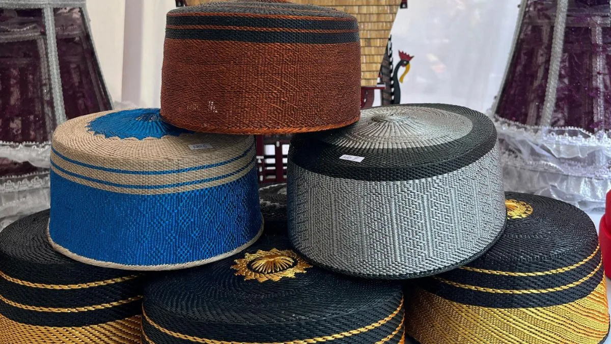 Berbagai motif dan warna produk songkok anyam tradisional hasil karya warga binaan yang dipajang di Lapas Takalar