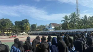 Ratusan aparatur sipil negara (ASN) Pemkab Takalar mengenakan seragam batik KORPRI saat mengikuti upacara kesadaran nasional di lapangan terbuka