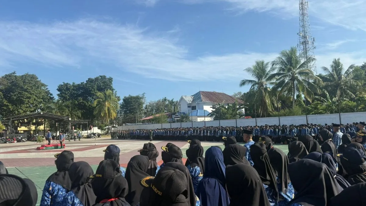 Ratusan aparatur sipil negara (ASN) Pemkab Takalar mengenakan seragam batik KORPRI saat mengikuti upacara kesadaran nasional di lapangan terbuka