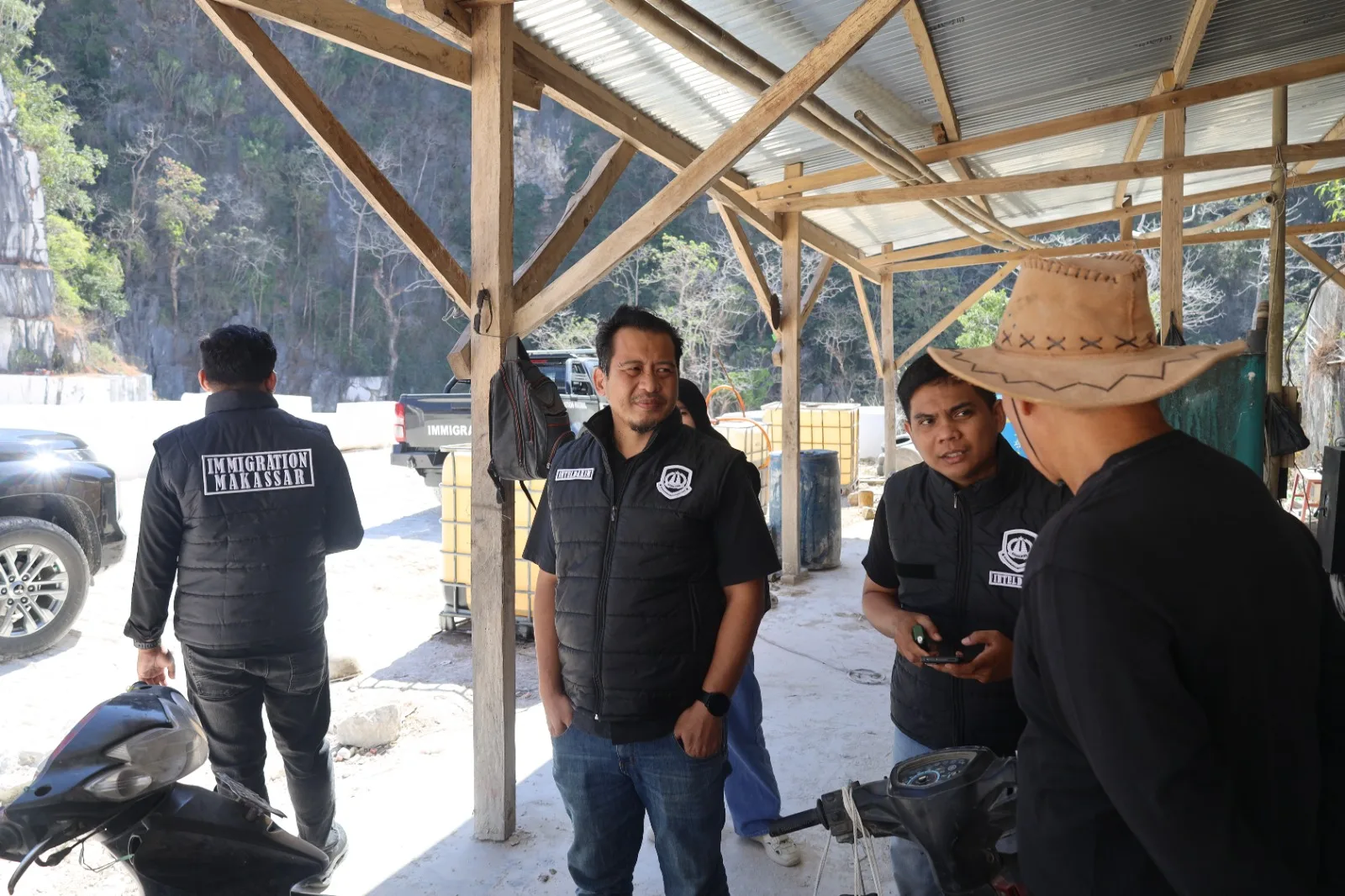 Edukasi Hukum ke Perusahaan dan Awasi 37 WNA, Imigrasi Makassar Gelar Operasi Mandiri di Maros dan Pangkep Edukasi Hukum ke Perusahaan dan Awasi 37 WNA, Imigrasi Makassar Gelar Operasi Mandiri di Maros dan Pangkep