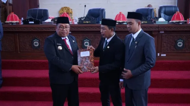 Pemerintah Kabupaten Takalar secara resmi menyerahkan Rancangan Peraturan Daerah (Ranperda) tentang Pertanggungjawaban Pelaksanaan APBD Tahun Anggaran 2025 kepada DPRD Kabupaten Takalar dalam Rapat Paripurna yang digelar di Ruang Sidang DPRD Kabupaten Takalar, Selasa (30/6/2026). Rapat dipimpin Ketua DPRD Kabupaten Takalar, H. Muhammad Rijal, didampingi Wakil Ketua II DPRD, Irwan. Hadir dalam rapat tersebut Bupati Takalar Daeng Manye, Sekretaris Daerah H. Muhammad Hasbi, Wakapolres Takalar, perwakilan Kejaksaan Negeri Takalar, perwakilan Kodim 1426/Takalar, anggota DPRD, pimpinan Organisasi Perangkat Daerah (OPD), para camat, serta sejumlah undangan lainnya. Dalam sambutannya, Bupati Daeng Manye menyampaikan bahwa penyampaian Ranperda tersebut merupakan kewajiban pemerintah daerah sebagaimana diamanatkan dalam Peraturan Daerah Kabupaten Takalar Nomor 9 Tahun 2022 tentang Pengelolaan Keuangan Daerah. Ketentuan tersebut mengharuskan kepala daerah menyampaikan laporan pertanggungjawaban pelaksanaan APBD yang telah diaudit oleh Badan Pemeriksa Keuangan (BPK) kepada DPRD paling lambat enam bulan setelah berakhirnya tahun anggaran. Menurutnya, penyerahan Ranperda ini menjadi bagian dari komitmen Pemerintah Kabupaten Takalar dalam mewujudkan tata kelola pemerintahan yang transparan, akuntabel, dan sesuai dengan ketentuan perundang-undangan. Pada kesempatan itu, Bupati juga mengungkapkan bahwa Pemerintah Kabupaten Takalar kembali memperoleh Opini Wajar Tanpa Pengecualian (WTP) dari BPK atas Laporan Keuangan Pemerintah Daerah Tahun Anggaran 2025. Raihan tersebut menjadi opini WTP yang kelima bagi Kabupaten Takalar. "Opini WTP bukanlah tujuan akhir, melainkan indikator bahwa pengelolaan keuangan daerah telah dilaksanakan sesuai standar yang ditetapkan. Prestasi ini merupakan hasil kerja bersama seluruh jajaran pemerintah daerah, dukungan DPRD, serta seluruh pihak yang terus berkomitmen menjaga tata kelola keuangan yang baik," ujar Bupati. Ia menegaskan bahwa mempertahankan opini WTP membutuhkan komitmen yang lebih besar dibandingkan saat pertama kali meraihnya. Karena itu, seluruh perangkat daerah diminta terus meningkatkan disiplin, kepatuhan terhadap regulasi, serta mengoptimalkan pemanfaatan anggaran agar tepat sasaran dan memberikan manfaat nyata bagi masyarakat. Dalam pemaparannya, Bupati menjelaskan bahwa target pendapatan daerah Tahun Anggaran 2025 ditetapkan lebih dari Rp1,2 triliun, yang terdiri atas Pendapatan Asli Daerah (PAD) sekitar Rp185 miliar dan pendapatan transfer lebih dari Rp1,035 triliun. Hingga akhir tahun anggaran, realisasi pendapatan daerah mencapai sekitar Rp1,1 triliun atau 97,7 persen dari target yang ditetapkan. Realisasi PAD tercatat sebesar Rp176,7 miliar atau sekitar 95 persen dari target. Sejumlah komponen pendapatan bahkan melampaui target, di antaranya penerimaan pajak daerah sebesar 110,6 persen dan retribusi daerah sebesar 106 persen. Peningkatan tersebut didorong oleh optimalisasi penerimaan Pajak Barang dan Jasa Tertentu (PBJT), Bea Perolehan Hak atas Tanah dan Bangunan (BPHTB), Opsen Pajak Kendaraan Bermotor (PKB), serta Bea Balik Nama Kendaraan Bermotor (BBNKB). Sementara itu, pendapatan transfer terealisasi sebesar Rp1,017 triliun atau 98,2 persen dari target, yang bersumber dari Dana Bagi Hasil (DBH), Dana Alokasi Umum (DAU), Dana Alokasi Khusus (DAK), Dana Desa, Insentif Fiskal, dan transfer dari Pemerintah Provinsi Sulawesi Selatan. Di sisi belanja, Pemerintah Kabupaten Takalar mampu merealisasikan anggaran sebesar Rp1,089 triliun atau 91,40 persen dari total anggaran Rp1,191 triliun. Anggaran tersebut digunakan untuk mendukung belanja operasi, belanja modal, belanja tidak terduga, serta belanja transfer, termasuk penyaluran Dana Desa dan Alokasi Dana Desa kepada 86 desa. Dari keseluruhan realisasi tersebut, Pemerintah Kabupaten Takalar mencatat surplus anggaran sebesar Rp105,50 miliar. Setelah memperhitungkan pembiayaan daerah, Sisa Lebih Perhitungan Anggaran (SiLPA) Tahun 2025 tercatat sebesar Rp75,09 miliar yang berasal dari pelampauan pendapatan dan efisiensi pelaksanaan belanja. Mengakhiri penyampaiannya, Bupati Daeng Manye berharap pembahasan Ranperda dapat berlangsung secara konstruktif sehingga segera ditetapkan menjadi Peraturan Daerah. Ia juga mengajak DPRD untuk terus memperkuat sinergi dengan pemerintah daerah dalam mewujudkan tata kelola keuangan yang semakin berkualitas sebagai bentuk pertanggungjawaban kepada masyarakat dan upaya mendukung pembangunan Kabupaten Takalar yang berkelanjutan.