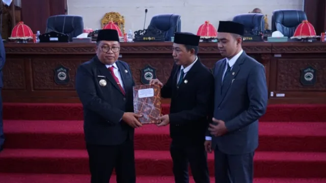 Pemerintah Kabupaten Takalar secara resmi menyerahkan Rancangan Peraturan Daerah (Ranperda) tentang Pertanggungjawaban Pelaksanaan APBD Tahun Anggaran 2025 kepada DPRD Kabupaten Takalar dalam Rapat Paripurna yang digelar di Ruang Sidang DPRD Kabupaten Takalar, Selasa (30/6/2026). Rapat dipimpin Ketua DPRD Kabupaten Takalar, H. Muhammad Rijal, didampingi Wakil Ketua II DPRD, Irwan. Hadir dalam rapat tersebut Bupati Takalar Daeng Manye, Sekretaris Daerah H. Muhammad Hasbi, Wakapolres Takalar, perwakilan Kejaksaan Negeri Takalar, perwakilan Kodim 1426/Takalar, anggota DPRD, pimpinan Organisasi Perangkat Daerah (OPD), para camat, serta sejumlah undangan lainnya. Dalam sambutannya, Bupati Daeng Manye menyampaikan bahwa penyampaian Ranperda tersebut merupakan kewajiban pemerintah daerah sebagaimana diamanatkan dalam Peraturan Daerah Kabupaten Takalar Nomor 9 Tahun 2022 tentang Pengelolaan Keuangan Daerah. Ketentuan tersebut mengharuskan kepala daerah menyampaikan laporan pertanggungjawaban pelaksanaan APBD yang telah diaudit oleh Badan Pemeriksa Keuangan (BPK) kepada DPRD paling lambat enam bulan setelah berakhirnya tahun anggaran. Menurutnya, penyerahan Ranperda ini menjadi bagian dari komitmen Pemerintah Kabupaten Takalar dalam mewujudkan tata kelola pemerintahan yang transparan, akuntabel, dan sesuai dengan ketentuan perundang-undangan. Pada kesempatan itu, Bupati juga mengungkapkan bahwa Pemerintah Kabupaten Takalar kembali memperoleh Opini Wajar Tanpa Pengecualian (WTP) dari BPK atas Laporan Keuangan Pemerintah Daerah Tahun Anggaran 2025. Raihan tersebut menjadi opini WTP yang kelima bagi Kabupaten Takalar. "Opini WTP bukanlah tujuan akhir, melainkan indikator bahwa pengelolaan keuangan daerah telah dilaksanakan sesuai standar yang ditetapkan. Prestasi ini merupakan hasil kerja bersama seluruh jajaran pemerintah daerah, dukungan DPRD, serta seluruh pihak yang terus berkomitmen menjaga tata kelola keuangan yang baik," ujar Bupati. Ia menegaskan bahwa mempertahankan opini WTP membutuhkan komitmen yang lebih besar dibandingkan saat pertama kali meraihnya. Karena itu, seluruh perangkat daerah diminta terus meningkatkan disiplin, kepatuhan terhadap regulasi, serta mengoptimalkan pemanfaatan anggaran agar tepat sasaran dan memberikan manfaat nyata bagi masyarakat. Dalam pemaparannya, Bupati menjelaskan bahwa target pendapatan daerah Tahun Anggaran 2025 ditetapkan lebih dari Rp1,2 triliun, yang terdiri atas Pendapatan Asli Daerah (PAD) sekitar Rp185 miliar dan pendapatan transfer lebih dari Rp1,035 triliun. Hingga akhir tahun anggaran, realisasi pendapatan daerah mencapai sekitar Rp1,1 triliun atau 97,7 persen dari target yang ditetapkan. Realisasi PAD tercatat sebesar Rp176,7 miliar atau sekitar 95 persen dari target. Sejumlah komponen pendapatan bahkan melampaui target, di antaranya penerimaan pajak daerah sebesar 110,6 persen dan retribusi daerah sebesar 106 persen. Peningkatan tersebut didorong oleh optimalisasi penerimaan Pajak Barang dan Jasa Tertentu (PBJT), Bea Perolehan Hak atas Tanah dan Bangunan (BPHTB), Opsen Pajak Kendaraan Bermotor (PKB), serta Bea Balik Nama Kendaraan Bermotor (BBNKB). Sementara itu, pendapatan transfer terealisasi sebesar Rp1,017 triliun atau 98,2 persen dari target, yang bersumber dari Dana Bagi Hasil (DBH), Dana Alokasi Umum (DAU), Dana Alokasi Khusus (DAK), Dana Desa, Insentif Fiskal, dan transfer dari Pemerintah Provinsi Sulawesi Selatan. Di sisi belanja, Pemerintah Kabupaten Takalar mampu merealisasikan anggaran sebesar Rp1,089 triliun atau 91,40 persen dari total anggaran Rp1,191 triliun. Anggaran tersebut digunakan untuk mendukung belanja operasi, belanja modal, belanja tidak terduga, serta belanja transfer, termasuk penyaluran Dana Desa dan Alokasi Dana Desa kepada 86 desa. Dari keseluruhan realisasi tersebut, Pemerintah Kabupaten Takalar mencatat surplus anggaran sebesar Rp105,50 miliar. Setelah memperhitungkan pembiayaan daerah, Sisa Lebih Perhitungan Anggaran (SiLPA) Tahun 2025 tercatat sebesar Rp75,09 miliar yang berasal dari pelampauan pendapatan dan efisiensi pelaksanaan belanja. Mengakhiri penyampaiannya, Bupati Daeng Manye berharap pembahasan Ranperda dapat berlangsung secara konstruktif sehingga segera ditetapkan menjadi Peraturan Daerah. Ia juga mengajak DPRD untuk terus memperkuat sinergi dengan pemerintah daerah dalam mewujudkan tata kelola keuangan yang semakin berkualitas sebagai bentuk pertanggungjawaban kepada masyarakat dan upaya mendukung pembangunan Kabupaten Takalar yang berkelanjutan.
