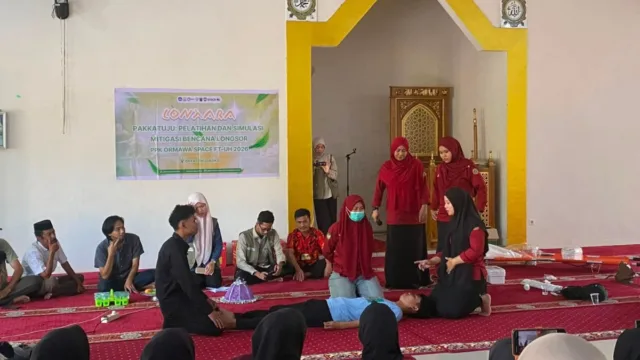 Suasana praktek Bantuan Hidup Dasar (BHD) dalam pelatihan mitigasi bencana tanah longsor yang diinisiasi oleh mahasiswa PPK Ormawa SPACE FT-UH di Desa Lonjoboko, Gowa