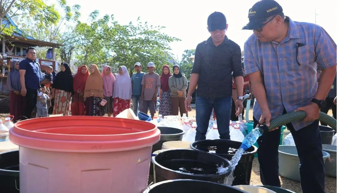 Tanggap Kekeringan, Bupati Takalar Turun Langsung Salurkan Air Bersih di Bontoparang