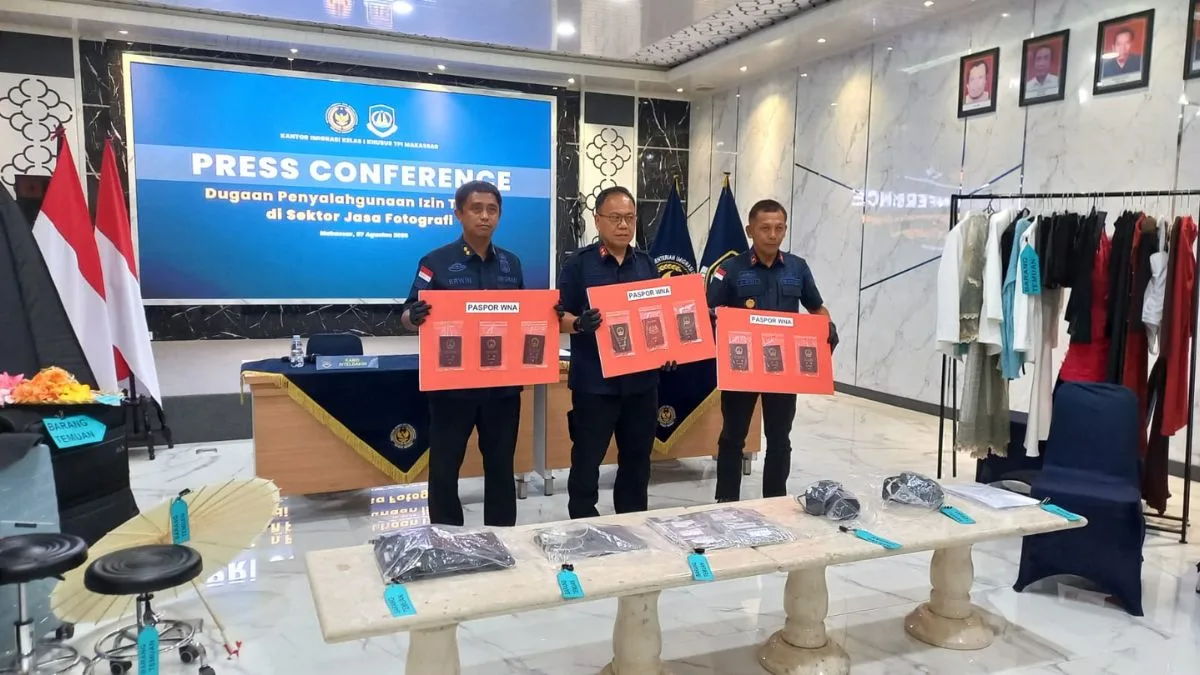 Jalankan Usaha Fotografi Beromzet Puluhan Juta di Makassar, 9 WNA Diamankan Imigrasi Jalankan Usaha Fotografi Beromzet Puluhan Juta di Makassar, 9 WNA Diamankan Imigrasi