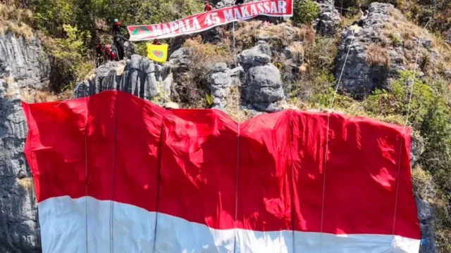 Peringati HUT Ke-81 RI, MAPALA 45 Makassar Kibarkan Merah Putih Raksasa di Tebing Tana Toraja