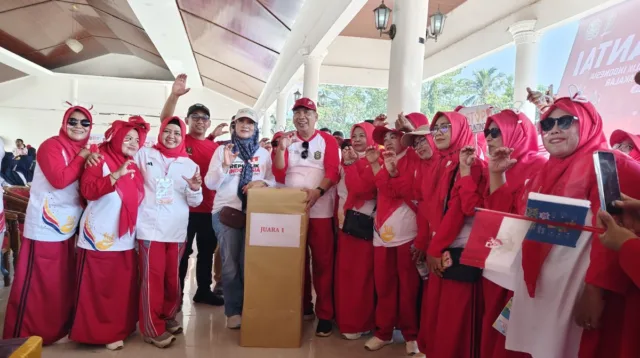 Semarak HUT Ke-81 RI, Dinas P2KBP3A Takalar Sabet Juara Satu Gerak Jalan Santai