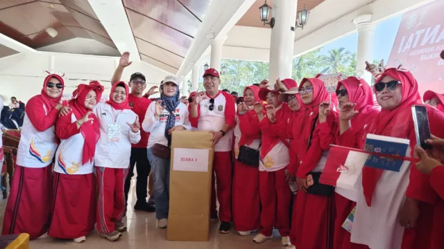 Semarak HUT Ke-81 RI, Dinas P2KBP3A Takalar Sabet Juara Satu Gerak Jalan Santai