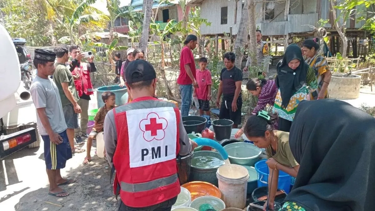 Tanggap Dampak El Nino, TP PKK dan PMI Takalar Salurkan Air Bersih di 3 Desa Tanggap Dampak El Nino, TP PKK dan PMI Takalar Salurkan Air Bersih di 3 Desa