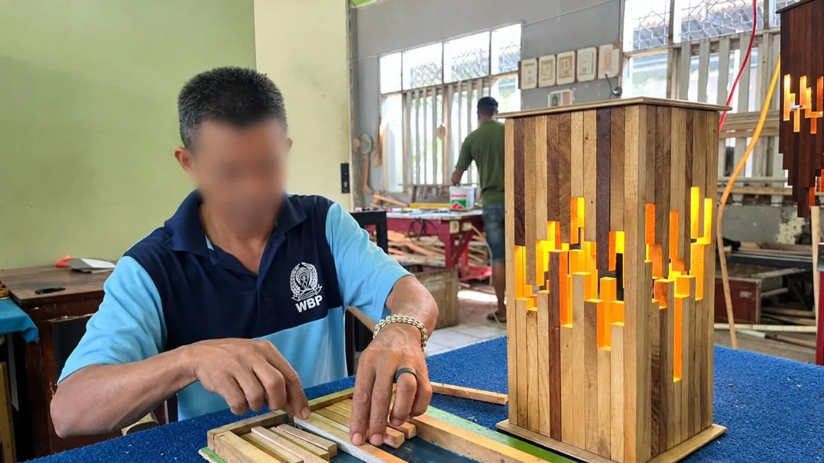 Asah Kemandirian, Warga Binaan Lapas Takalar Olah Kayu Jadi Lampu Hias Unik Asah Kemandirian, Warga Binaan Lapas Takalar Olah Kayu Jadi Lampu Hias Unik