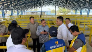 Hamka B. Kady Dorong Optimalisasi Pemanfaatan SPAM Regional Mamminasata Anggota Komisi V DPR RI Hamka B. Kady (tengah batik) berdiskusi bersama tim Kementerian PU saat meninjau keandalan Instalasi Pengolahan Air (IPA) SPAM Regional Mamminasata di Kabupaten Gowa, Sulawesi Selatan