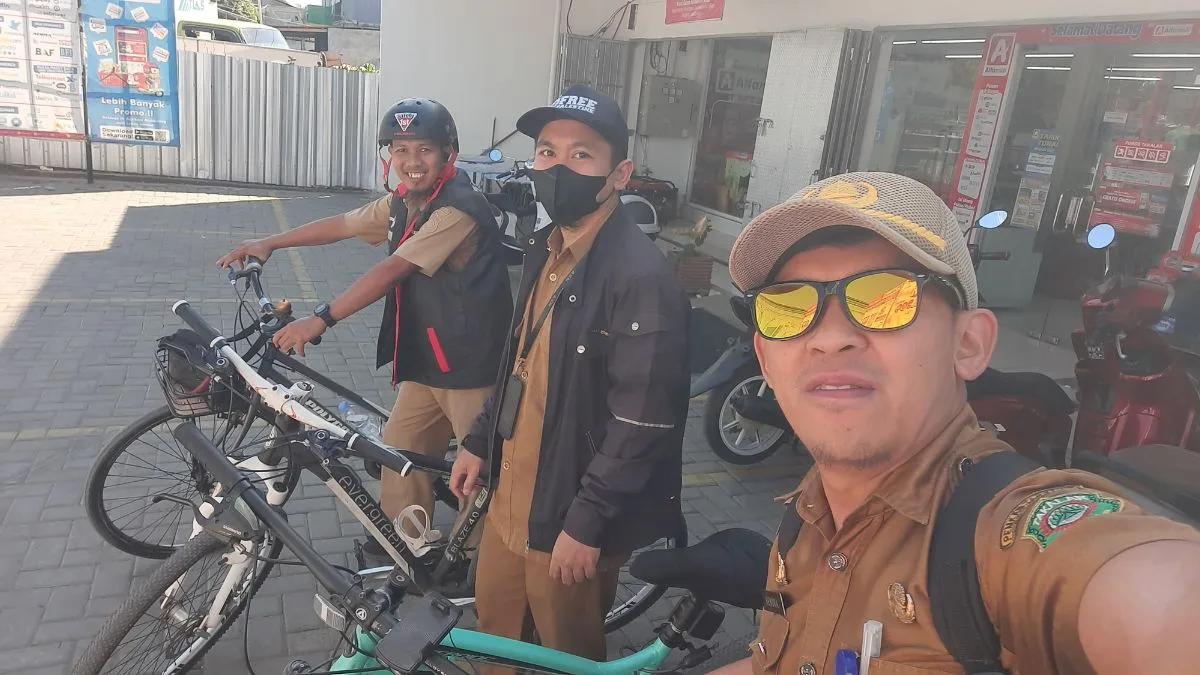 Imbas BBM Langka, ASN Diskominfo-SP Takalar Pilih Gowes ke Kantor