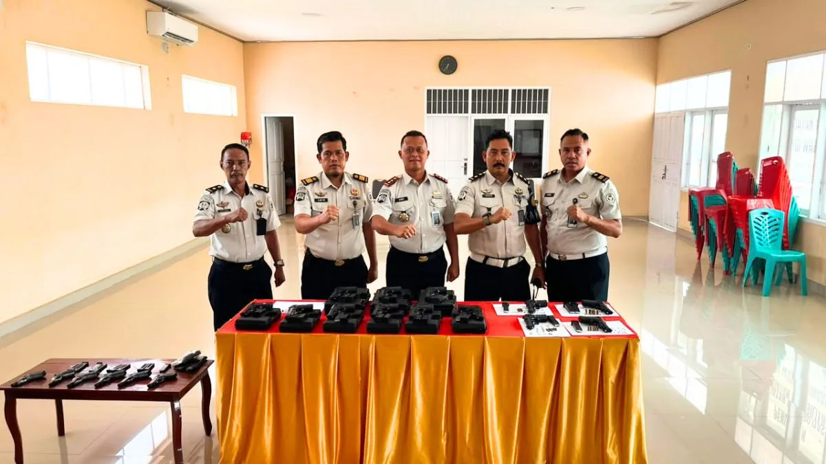 Pastikan Kesiapan Pengamanan, Petugas Lapas Takalar Periksa Senjata