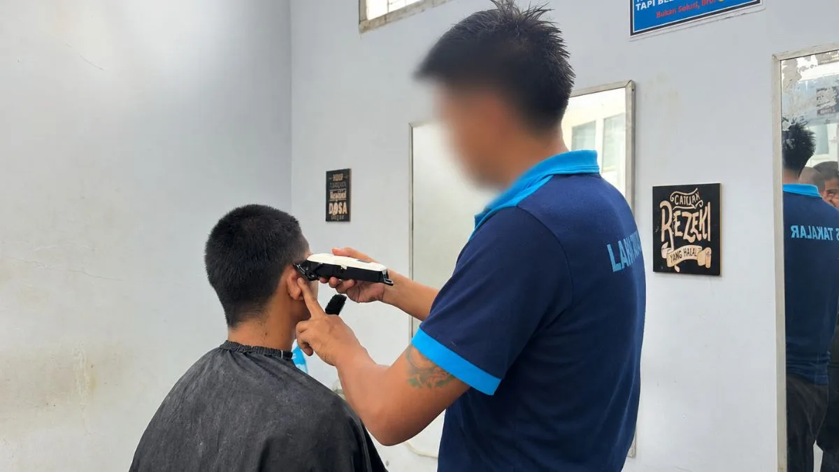 Bekal Mandiri Usai Bebas, 3 Warga Binaan Lapas Takalar Diberi Pelatihan Barbershop Bekal Mandiri Usai Bebas, 3 Warga Binaan Lapas Takalar Diberi Pelatihan Barbershop