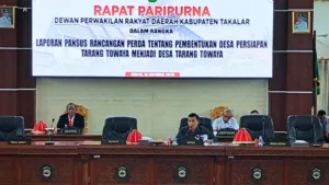 Pembentukan Desa Persiapan Tarang Towaya menjadi desa definitif memasuki tahapan penting. Seluruh pimpinan fraksi di DPRD Kabupaten Takalar secara bulat menyatakan persetujuan terhadap Rancangan Peraturan Daerah (Ranperda) tersebut dalam Rapat Paripurna DPRD Takalar, Jumat (16/10/2026). Rapat paripurna yang berlangsung di Ruang Sidang Lantai II Gedung DPRD Takalar tersebut dipimpin langsung oleh Ketua DPRD Takalar H. Muhammad Rijal, didampingi pimpinan serta dihadiri jajaran anggota fraksi DPRD Takalar. Turut hadir Kepala Dinas Sosial dan Pemberdayaan Masyarakat dan Desa (PMD) Kabupaten Takalar, Drs. Andi Rijal M., beserta jajaran kepala bidang teknis Dinsos PMD. Dalam persidangan tersebut, laporan Panitia Khusus (Pansus) mengenai pembentukan Desa Persiapan Tarang Towaya menjadi Desa Tarang Towaya secara resmi diterima dan disetujui seluruh fraksi untuk dilanjutkan ke tahapan mekanisme perundang-undangan berikutnya. Persetujuan bulat ini menjadi batu pijakan penting dalam proses legislasi daerah menuju hadirnya Desa Tarang Towaya sebagai desa definitif baru di Kabupaten Takalar. Lanjut Tahap Harmonisasi Biro Hukum Pemprov Sulsel Kepala Dinas Sosial dan PMD Kabupaten Takalar, Drs. Andi Rijal M., menyampaikan rasa syukur mendalam atas dukungan penuh dan komitmen seluruh pimpinan fraksi DPRD Takalar terhadap Ranperda ini. “Alhamdulillah, pimpinan dan seluruh anggota fraksi menyetujui Ranperda Desa Persiapan Tarang Towaya ditetapkan menjadi Peraturan Daerah (Perda),” ujar Andi Rijal usai rapat paripurna. Ia menjelaskan, setelah laporan final Pansus disetujui dalam rapat paripurna DPRD, berkas dokumen Ranperda akan segera dibawa ke tingkat provinsi untuk menjalani tahapan harmonisasi dan fasilitasi di Biro Hukum Pemerintah Provinsi Sulawesi Selatan. Usai tahapan harmonisasi dan penerbitan persetujuan Gubernur Sulawesi Selatan, dokumen pembentukan desa tersebut selanjutnya diteruskan ke Kementerian Dalam Negeri (Kemendagri) guna memperoleh kode wilayah dan nomor registrasi desa definitif. Masyarakat Polongbangkeng Timur kini menantikan kelanjutan tahapan administratif tersebut hingga Desa Tarang Towaya secara resmi mengemban status definitif penuh demi percepatan pembangunan dan efisiensi pelayanan publik.(*)