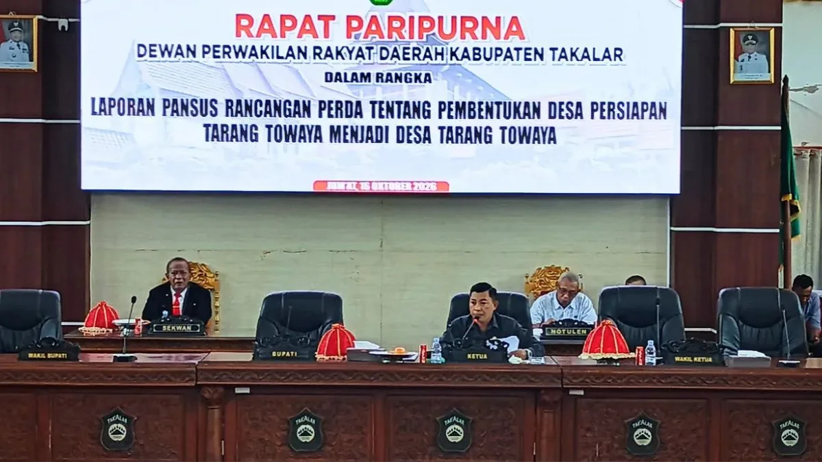 Pembentukan Desa Persiapan Tarang Towaya menjadi desa definitif memasuki tahapan penting. Seluruh pimpinan fraksi di DPRD Kabupaten Takalar secara bulat menyatakan persetujuan terhadap Rancangan Peraturan Daerah (Ranperda) tersebut dalam Rapat Paripurna DPRD Takalar, Jumat (16/10/2026). Rapat paripurna yang berlangsung di Ruang Sidang Lantai II Gedung DPRD Takalar tersebut dipimpin langsung oleh Ketua DPRD Takalar H. Muhammad Rijal, didampingi pimpinan serta dihadiri jajaran anggota fraksi DPRD Takalar. Turut hadir Kepala Dinas Sosial dan Pemberdayaan Masyarakat dan Desa (PMD) Kabupaten Takalar, Drs. Andi Rijal M., beserta jajaran kepala bidang teknis Dinsos PMD. Dalam persidangan tersebut, laporan Panitia Khusus (Pansus) mengenai pembentukan Desa Persiapan Tarang Towaya menjadi Desa Tarang Towaya secara resmi diterima dan disetujui seluruh fraksi untuk dilanjutkan ke tahapan mekanisme perundang-undangan berikutnya. Persetujuan bulat ini menjadi batu pijakan penting dalam proses legislasi daerah menuju hadirnya Desa Tarang Towaya sebagai desa definitif baru di Kabupaten Takalar. Lanjut Tahap Harmonisasi Biro Hukum Pemprov Sulsel Kepala Dinas Sosial dan PMD Kabupaten Takalar, Drs. Andi Rijal M., menyampaikan rasa syukur mendalam atas dukungan penuh dan komitmen seluruh pimpinan fraksi DPRD Takalar terhadap Ranperda ini. “Alhamdulillah, pimpinan dan seluruh anggota fraksi menyetujui Ranperda Desa Persiapan Tarang Towaya ditetapkan menjadi Peraturan Daerah (Perda),” ujar Andi Rijal usai rapat paripurna. Ia menjelaskan, setelah laporan final Pansus disetujui dalam rapat paripurna DPRD, berkas dokumen Ranperda akan segera dibawa ke tingkat provinsi untuk menjalani tahapan harmonisasi dan fasilitasi di Biro Hukum Pemerintah Provinsi Sulawesi Selatan. Usai tahapan harmonisasi dan penerbitan persetujuan Gubernur Sulawesi Selatan, dokumen pembentukan desa tersebut selanjutnya diteruskan ke Kementerian Dalam Negeri (Kemendagri) guna memperoleh kode wilayah dan nomor registrasi desa definitif. Masyarakat Polongbangkeng Timur kini menantikan kelanjutan tahapan administratif tersebut hingga Desa Tarang Towaya secara resmi mengemban status definitif penuh demi percepatan pembangunan dan efisiensi pelayanan publik.(*)