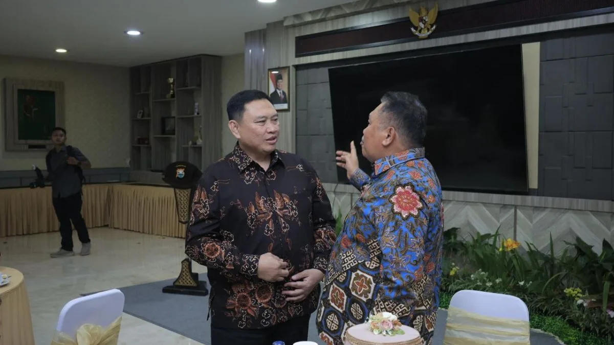 Hadiri Pisah Sambut Kapolda Sulsel, Bupati Takalar Akrab Berbincang dengan Irjen M. Awal Chairuddin Hadiri Pisah Sambut Kapolda Sulsel, Bupati Takalar Akrab Berbincang dengan Irjen M. Awal Chairuddin