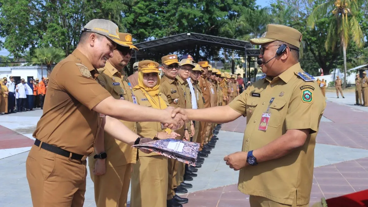 Mutasi Pegawai Bergulir di Takalar, Bupati Daeng Manye Tekankan Disiplin dan Loyalitas ASN Mutasi Pegawai Bergulir di Takalar, Bupati Daeng Manye Tekankan Disiplin dan Loyalitas ASN