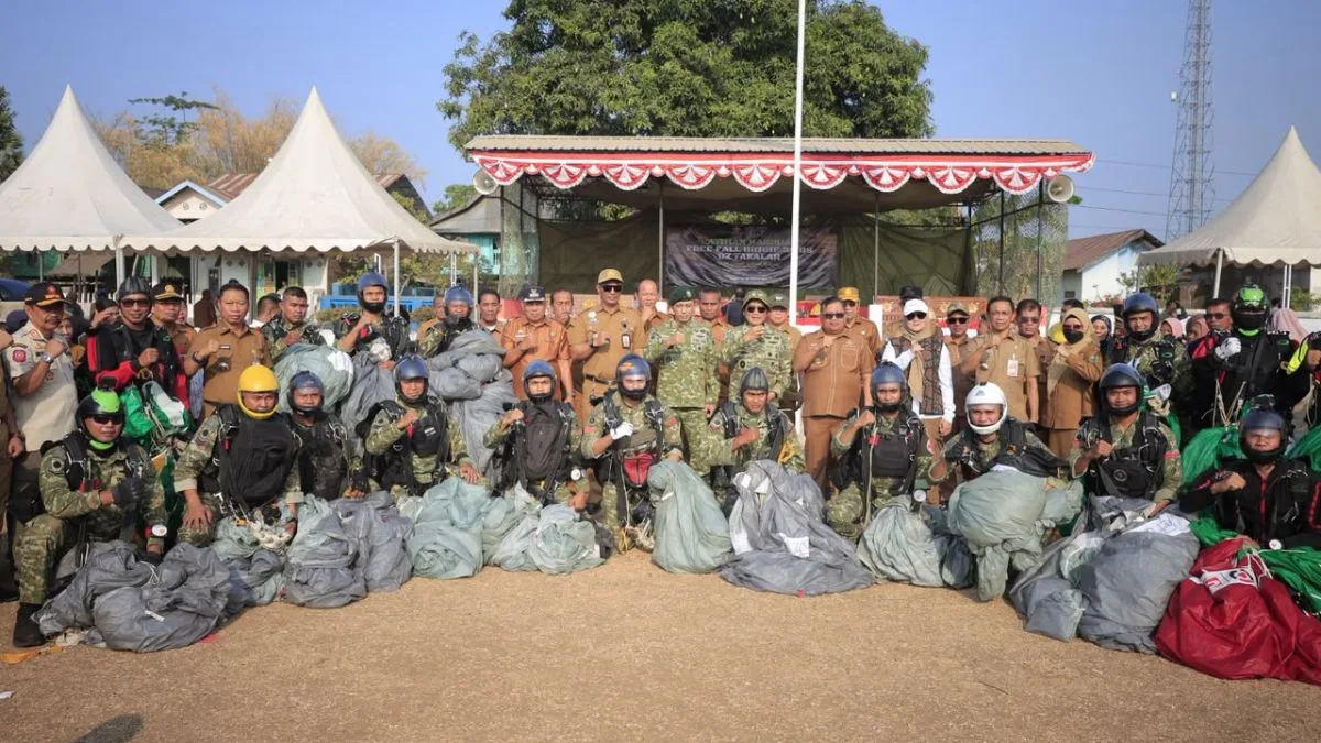 Saksikan Latihan Terjun Bebas Kostrad di Parrappunganta, Bupati Takalar Apresiasi Sinergi TNI