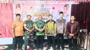Sekwan DPRD Takalar H. Zulkarnain foto bersama tokoh masyarakat pada Malam Tasyakuran Kaddo' Minnyak Desa Bonto Kaddopepe