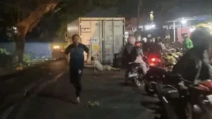 Terekam CCTV, Kontainer Jatuh dari Truk di Takalar Timpa 3 Mahasiswi hingga Kaki Diamputasi Terekam CCTV, Peti Kemas Jatuh dari Truk di Takalar Timpa 3 Mahasiswi hingga Kaki Diamputasi