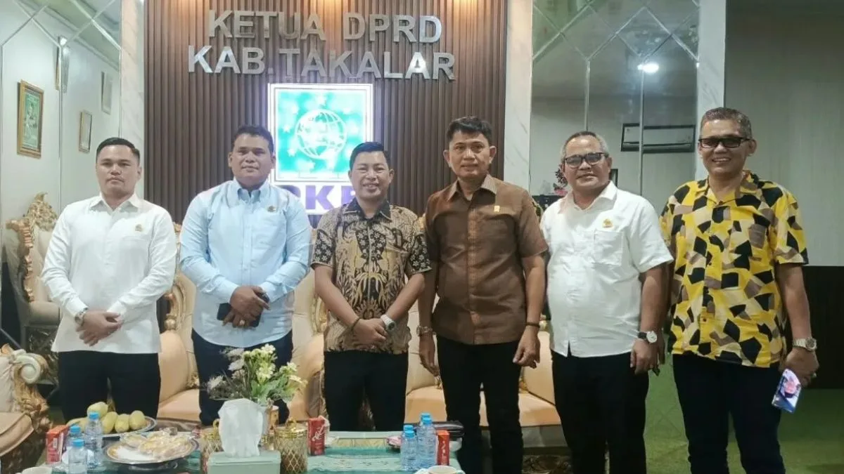 SUARASELATAN.com, Takalar — Ketua DPRD Kabupaten Takalar, H. Muhammad Rijal, menerima kunjungan konsultasi rombongan Panitia Khusus (Pansus) B DPRD Kabupaten Majene, Sulawesi Barat, di ruang kerjanya, Jumat (23/10/2026). Kunjungan kerja tersebut digelar dalam rangka pertukaran informasi antarlembaga legislatif, khususnya terkait penyusunan Rancangan Peraturan Daerah (Ranperda) tentang Penyelenggaraan Jaminan Sosial Ketenagakerjaan. Ketua DPRD Kabupaten Takalar, H. Muhammad Rijal, mengungkapkan bahwa selain mengkaji regulasi perlindungan jaminan sosial bagi tenaga kerja, pertemuan ini juga menjadi forum diskusi terkait mekanisme pemekaran desa. “Kedatangan rekan-rekan DPRD Majene menjadi momentum saling berbagi pengalaman, terutama mengenai tata kelola pemerintahan daerah dan mekanisme pemekaran desa agar sesuai dengan peraturan perundang-undangan,” ujar H. Muhammad Rijal. Studi Komparasi Regulasi Pekerja Rombongan legislator asal Majene tersebut dipimpin oleh Wakil Ketua DPRD Majene Junaedi bersama Ketua Pansus B Jasman beserta jajaran anggota Pansus lainnya. Sebelum bertandang ke Takalar, rombongan Pansus B DPRD Majene telah menggelar serangkaian kunker di Sulawesi Selatan, termasuk menyambangi Dinas Transmigrasi dan Tenaga Kerja di Kabupaten Maros dan Kota Makassar. Melalui forum konsultasi ini, diharapkan terjalin sinergi berkelanjutan antar-DPRD dalam memperkuat fungsi legislasi demi meningkatkan perlindungan jaminan sosial pekerja dan kualitas pelayanan publik di daerah masing-masing.(*)